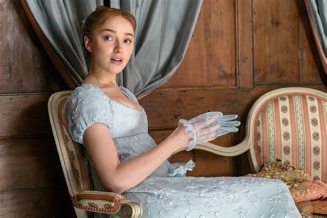 Bridgertons Phoebe Dynevor Recalls Awkward Naked Encounter。